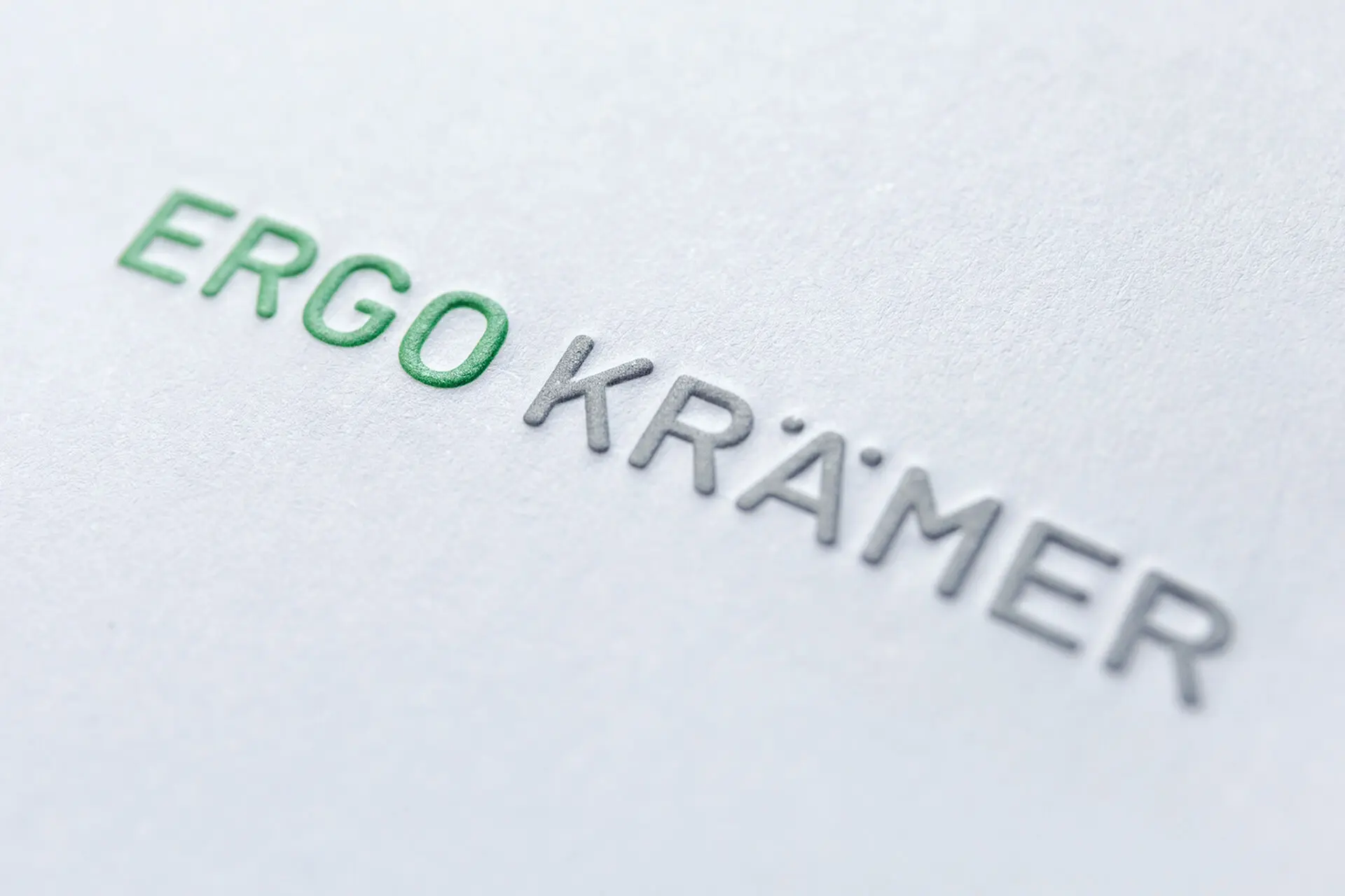 Detail einer Logo Prägung auf einem Briefpapier © Diemer & Schweig Designstudio