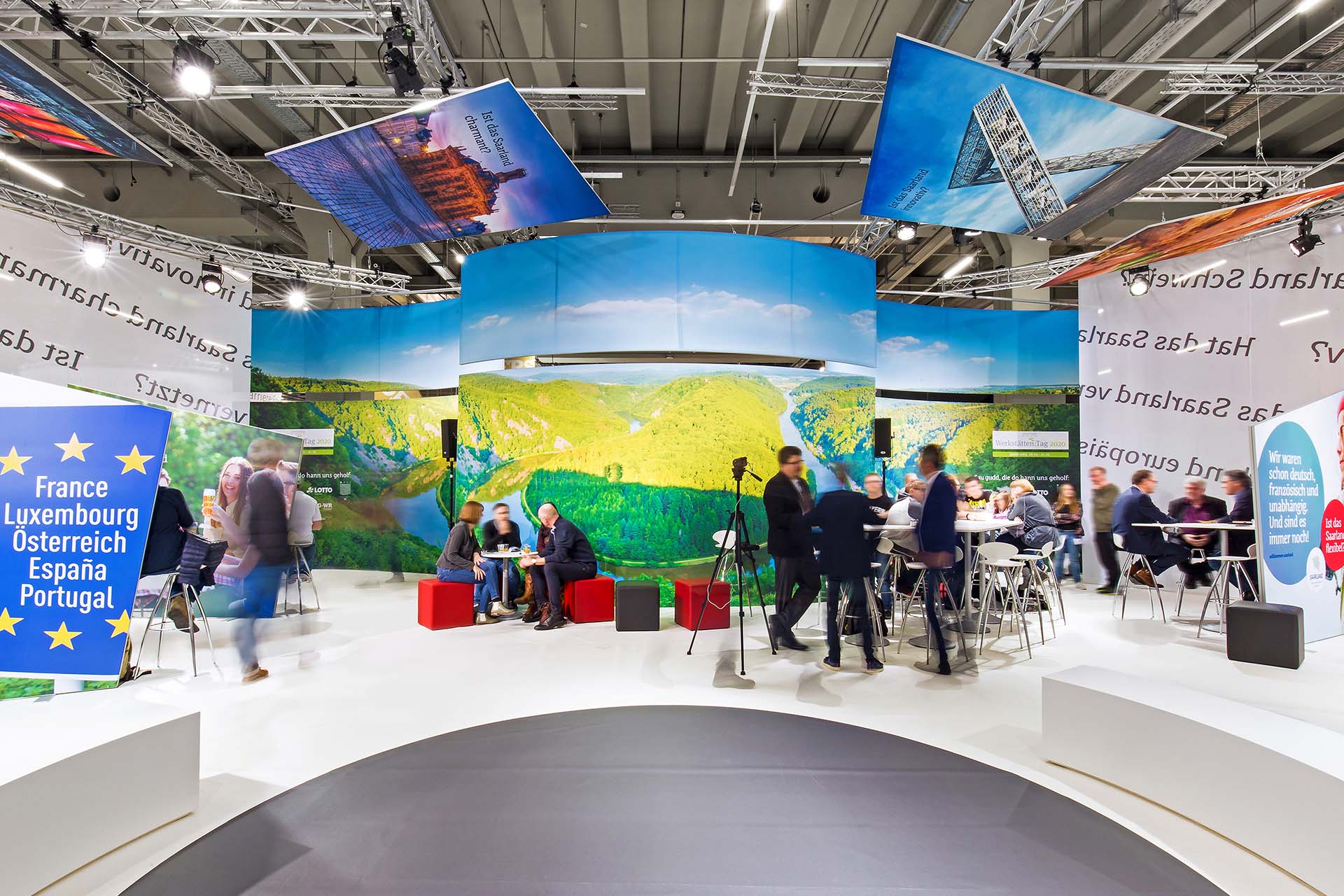 Messe Design Gestaltung eines Messestandes mit Pressewand, Aufstellern, Abhängern und modularem Mobiliar für die Werkstätten:Messe © Diemer & Schweig Designstudio