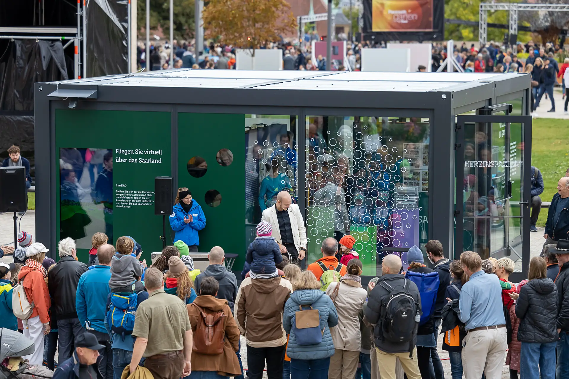 diemerschweig_tde22_03 Saarland Cube Außenansicht mit Publikum