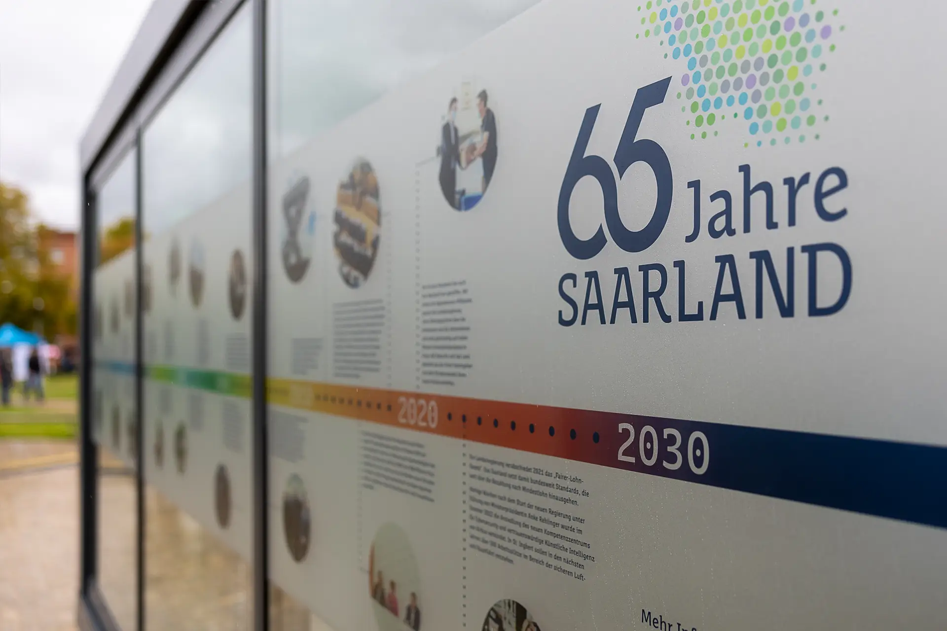 diemerschweig_tde22_09 Zeitstrahl Design Ausstellungswand Saarland Cube mit 65 Jahre Jubiläumslogo