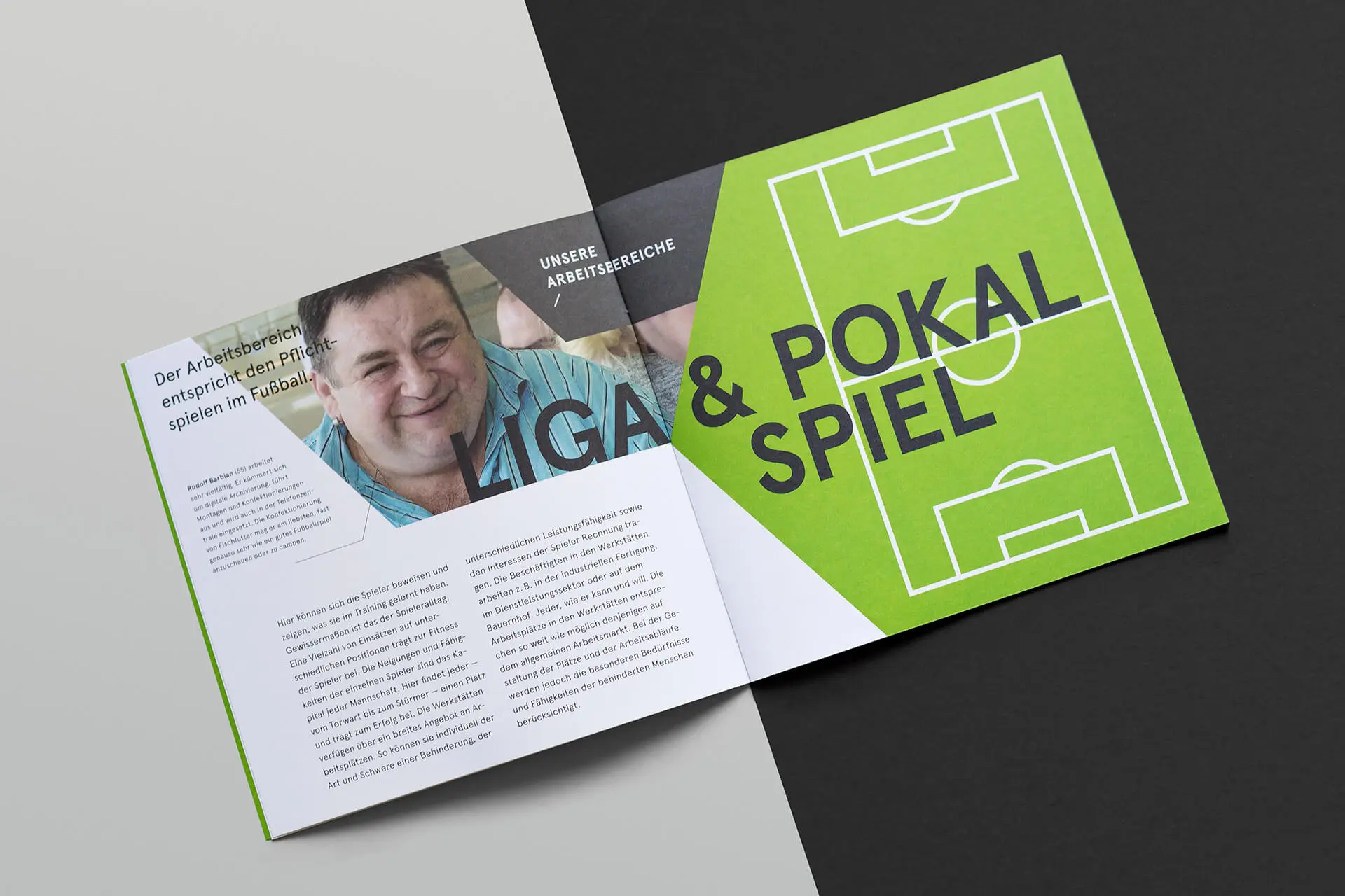 Doppelseite »Liga & Pokalspiel« einer Broschüre für die Landesarbeitsgemeinschaft der Werkstätten für behinderte Menschen Saarland © Diemer & Schweig Designstudio