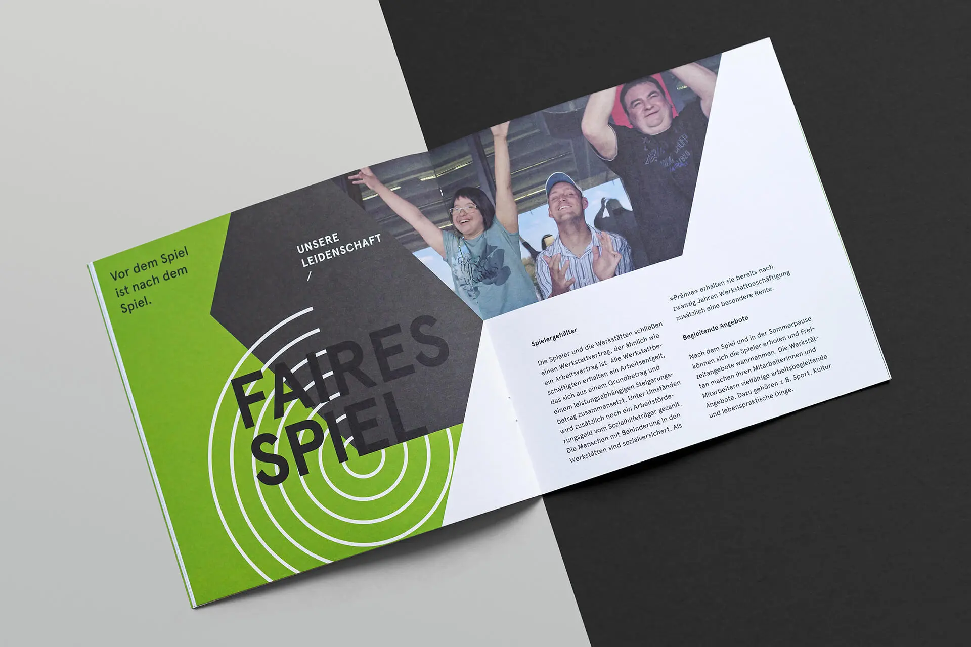 Doppelseite »Faires Spiel« einer Broschüre für die Landesarbeitsgemeinschaft der Werkstätten für behinderte Menschen Saarland © Diemer & Schweig Designstudio