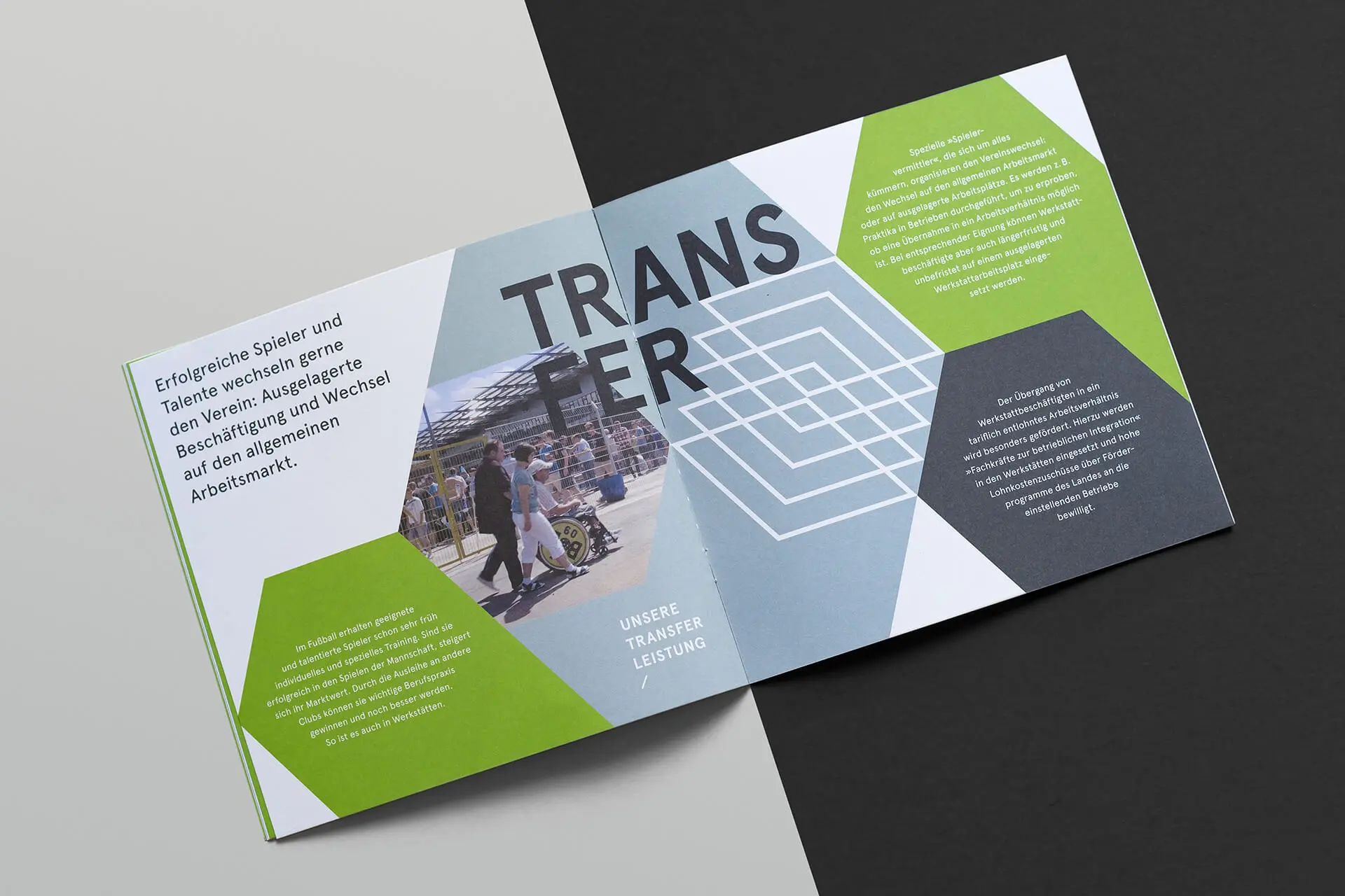 Doppelseite »Transfer« einer Broschüre für die Landesarbeitsgemeinschaft der Werkstätten für behinderte Menschen Saarland © Diemer & Schweig Designstudio